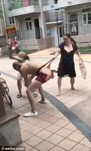 Burri tradhtar rrihet nga gruaja dhe dashnorja në mes të lagjes (FOTO & VIDEO)