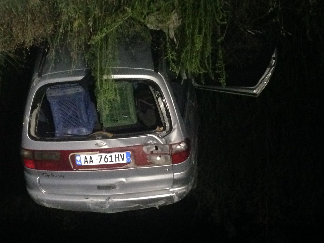 Aksident i rëndë, mjeti del nga rruga, vdes shoferi