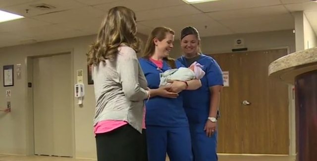 Gjinekologia asiston gruan gjatë lindjes, ndërsa po lindte vetë