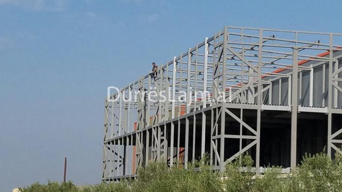 LAJM I FUNDIT/ Durrës, i riu kërcënon të hidhet nga ndërtesa