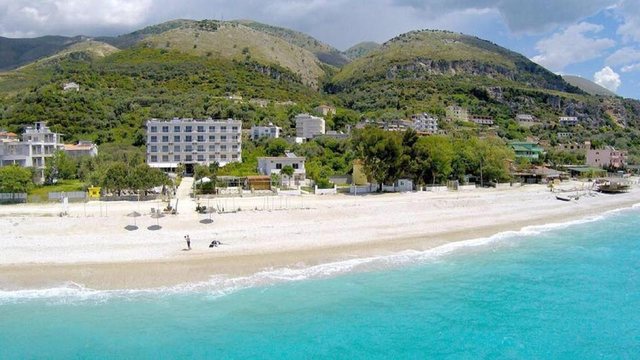 Kapet një peshkaqen shumë afër bregut (FOTO)