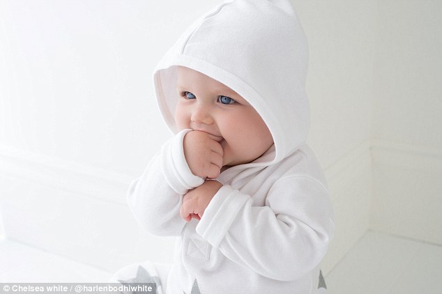 Është vetëm 15 muajsh dhe bën miliona pa u munduar fare (FOTO)