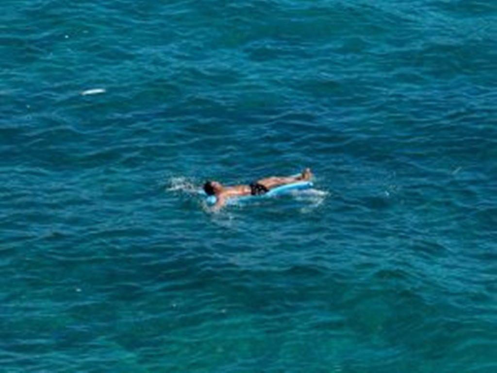 E zë gjumi në dyshekun e plazhit, përfundon në një tjetër shtet