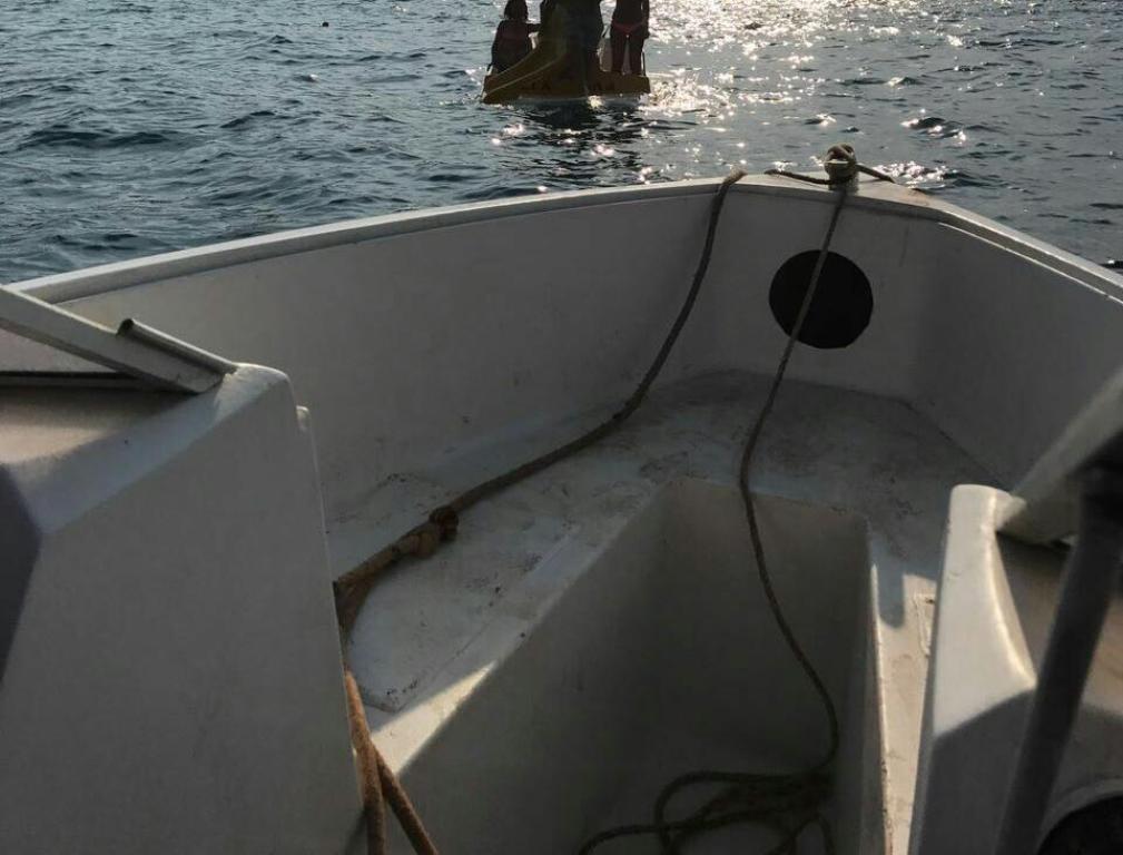 U bllokua mjeti lundrues, katër pushues shpëtohen në mes të detit