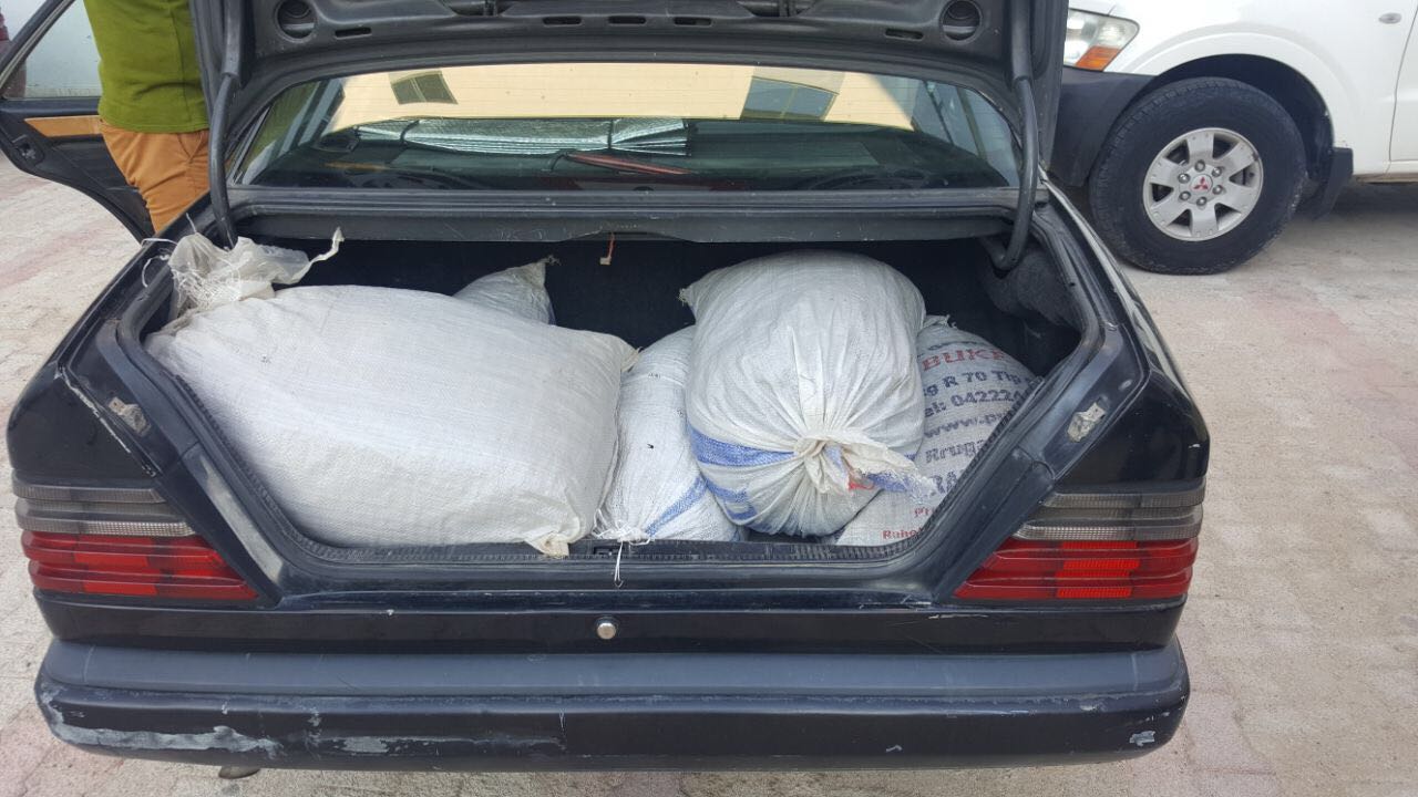 8 thasë me drogë në “Benz-in” e vëllezërve, një në pranga tjetri në kërkim (FOTO, VIDEO)