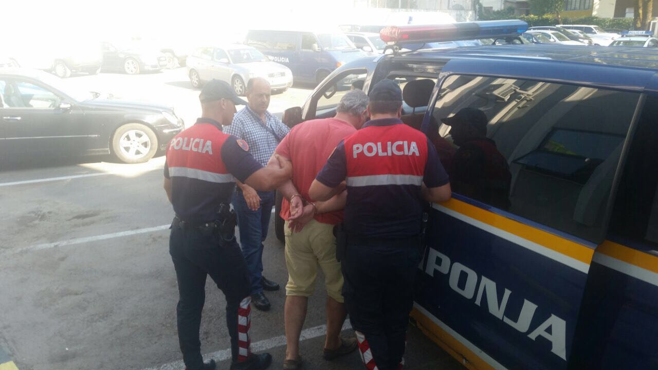 I heshtur dhe me kokën poshtë… momentet e arrestimit të burrit vrasës (FOTO)