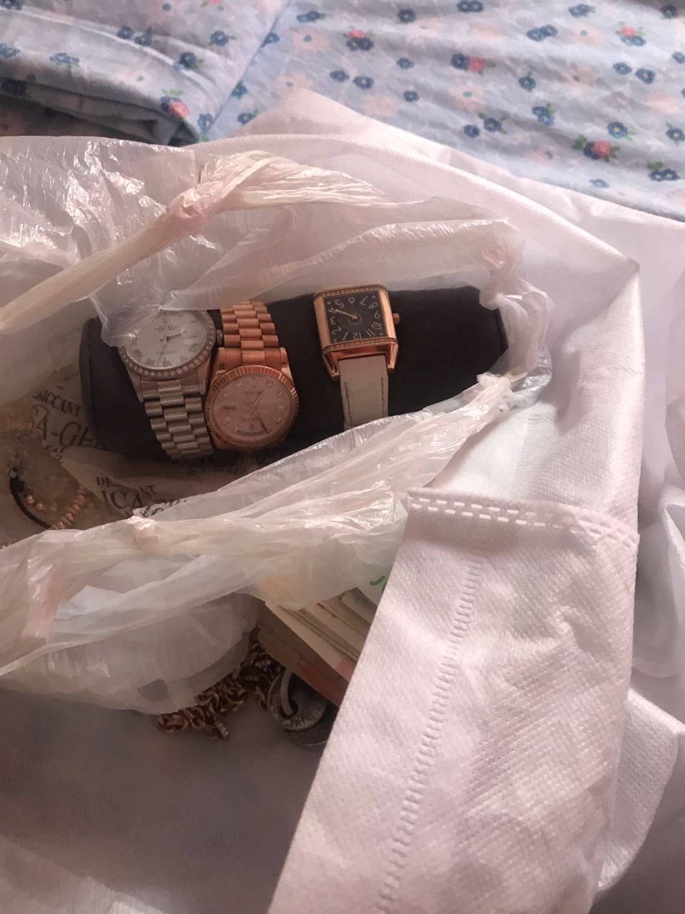 Vodhën kasafortën me “Roleks”, florinj dhe euro, 2 në pranga, një femër në kërkim (FOTO)