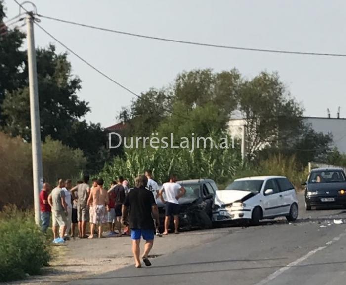 Aksident në Durrës, përplasen dy makina me shpejtësi (FOTO)