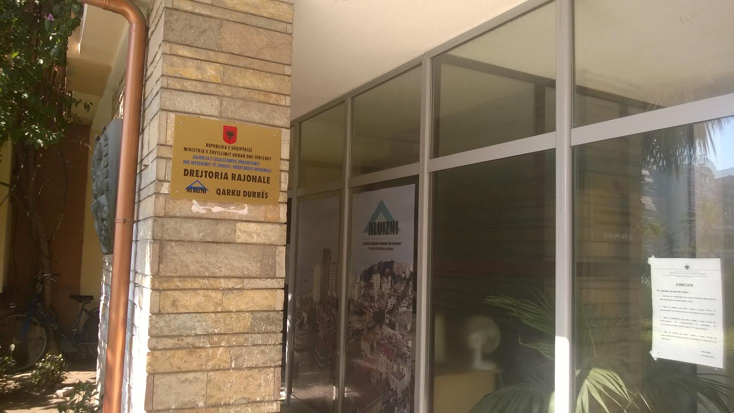 Ish-punonjësi i ALUIZNI-t Durrës nën hetim, mori 2000 euro, por qytetarit ju shemb shtëpia