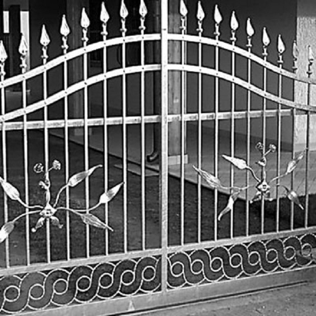 E rëndë/ I bie porta e hekurit në kokë, vdes 6-vjeçari