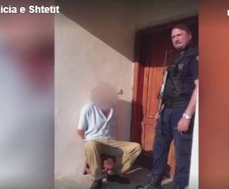 I dehuri rrëmben kallashin dhe qëllon në ajër gjithë natën, policia 7 orë në rrethim