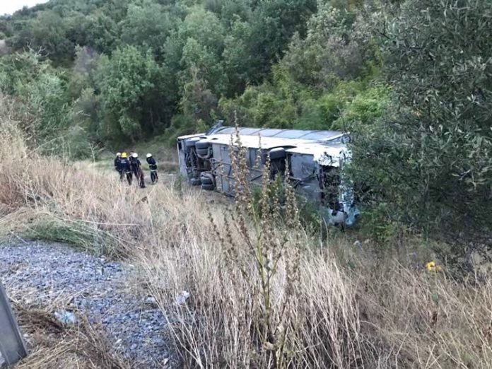 Autobusi me turistë bie në humnerë, dhjetëra të plagosur