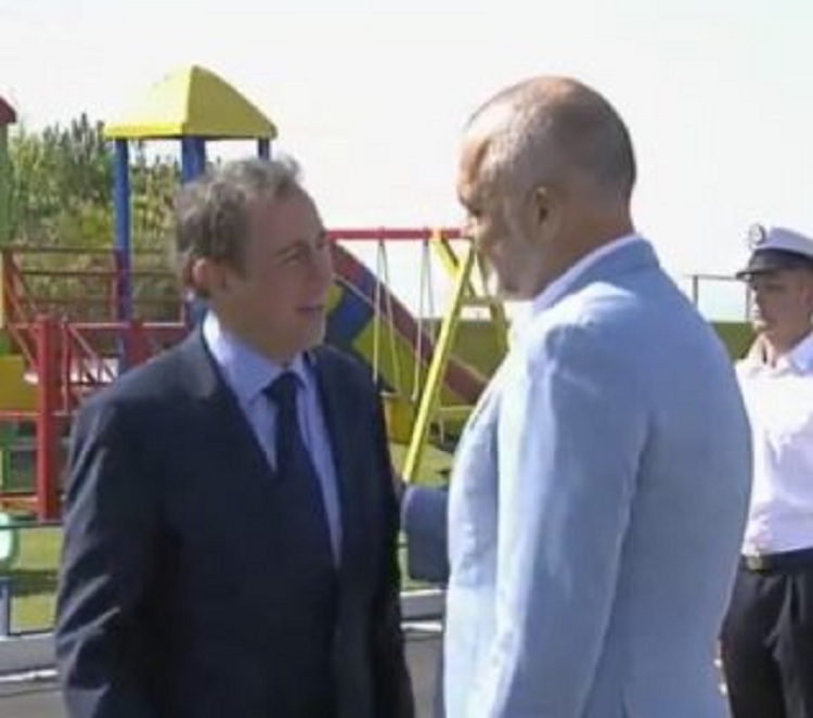 Pas batutës së Ramës, zyrtari i Bankës Botërore detyrohet të heqë kollaren (FOTO)