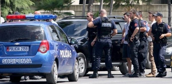 Sherr mes 3 të rinjve në Durrës, 19-vjeçari goditet me grushta dhe hekur