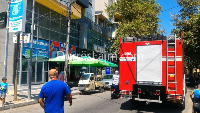 Durrës, mbetet i bllokuar në shtëpi, thërret zjarrfikësen për ndihmë (FOTO)