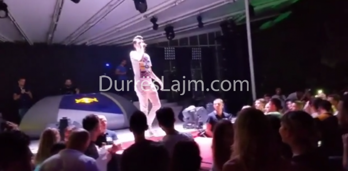 Alban Skënderaj “çmend” të rinjtë durrsakë (VIDEO)