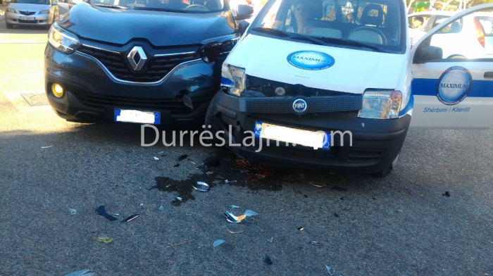 Lajm i fundit/ Aksidentohen dy makina në Durrës (FOTO)