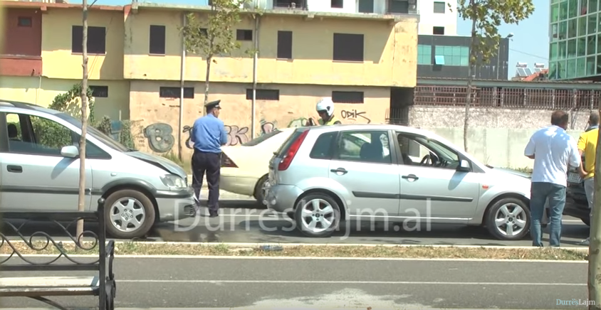 Durrës, 3 makina përplasen njëra pas tjetrës (VIDEO)