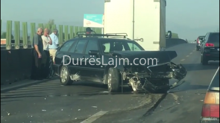 LAJM I FUNDIT/ Benz-i përplaset me trafikndarësen në autostradën Tiranë-Durrës (FOTO & VIDEO)