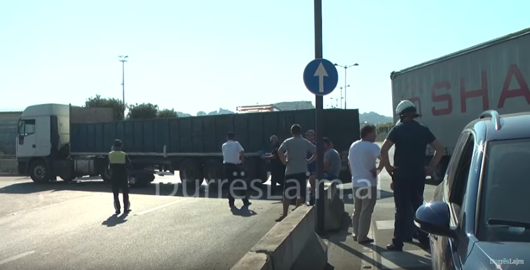 Aksidentohet rëndë një person me motor në Durrës (FOTO & VIDEO)