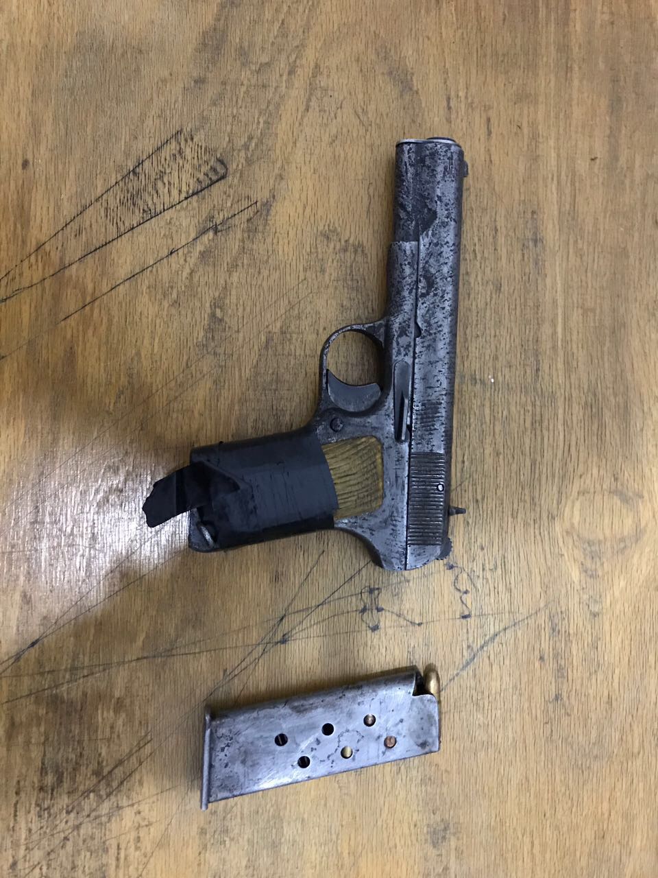 Me pistoletë dhe drogë në makinë, arrestohet “i forti”