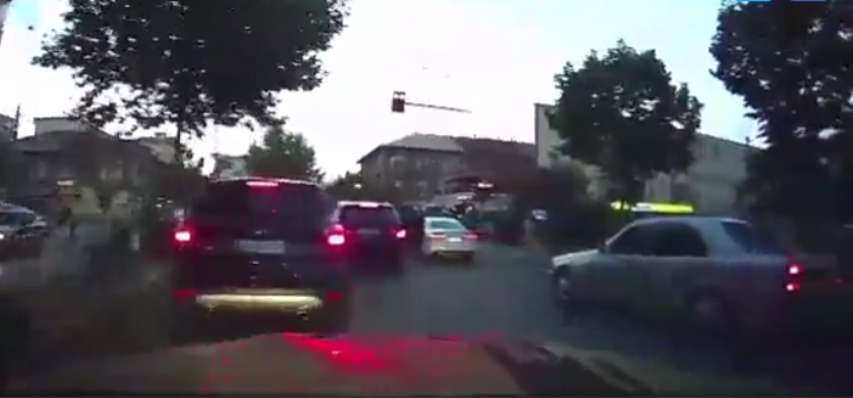 “Çuna ndaloni, s’keni ku shkoni, jeni filmuar bukur”! Habit gjermani që xhiroi atentatin mes Tiranës