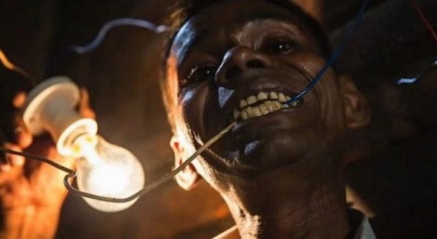 Njihuni me njeriun më të çuditshëm në botë, ‘ushqehet’ me… (VIDEO)