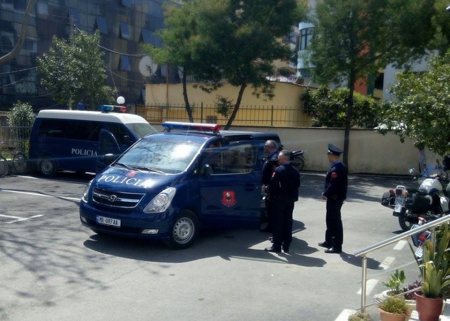 Durrës, policia prangos në flagrancë 29-vjeçarin brenda në shtëpi