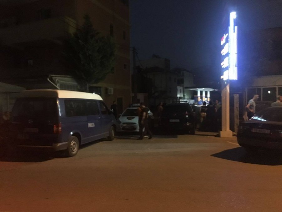 Tenton të çajë postbllokun e policisë, policia qëllon me armë, ndalohet shoferi