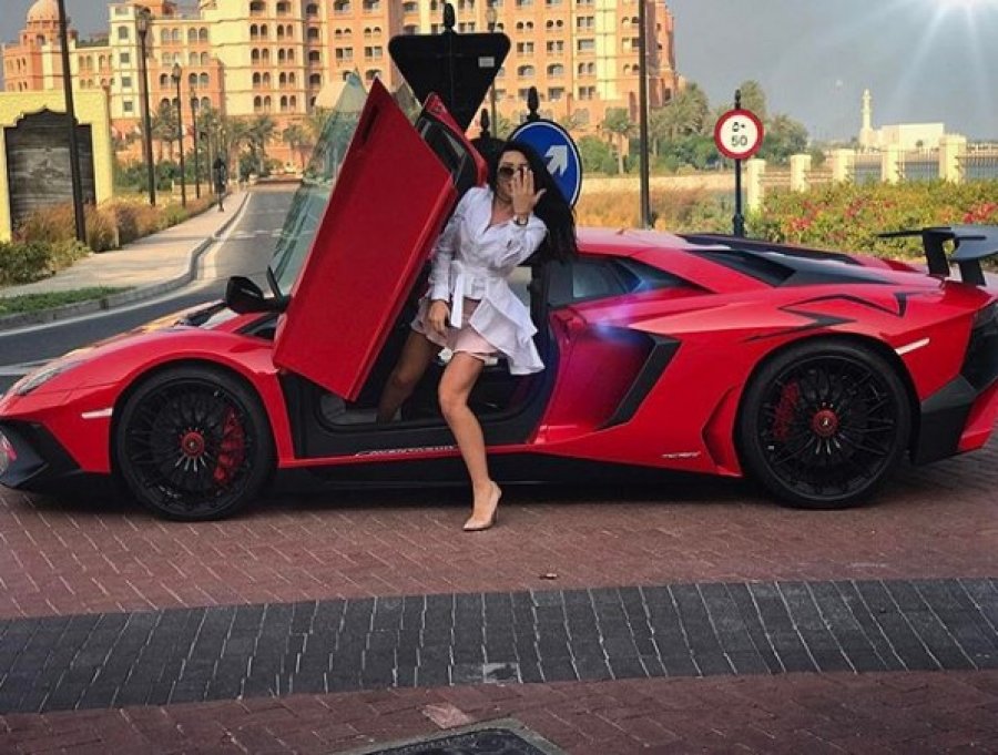 Me “Lamborghini” në Katar, shqiptarja e njohur që po pushon mes luksit (FOTO)