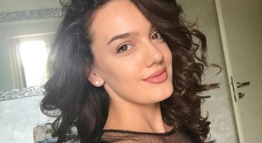 Klaudia Pepa pozon nudo në plazh (FOTO)