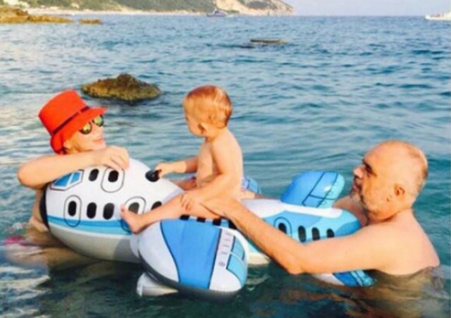 Rama ikën me pushime, drejtorët “shpëtojnë” nga shkarkimet live