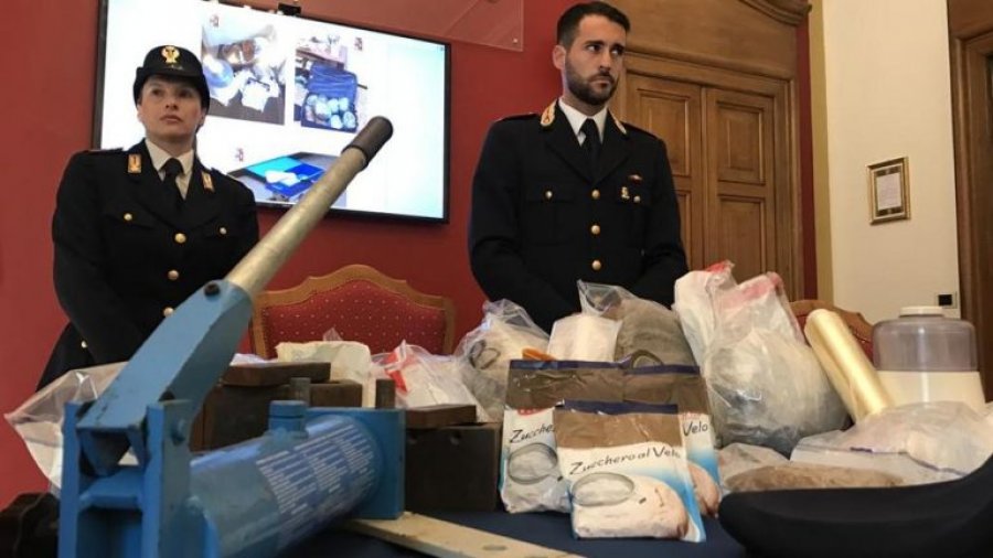 EMRI/ Arrestohet shqiptari me gjysëm milion euro drogë në shtëpi (FOTO)