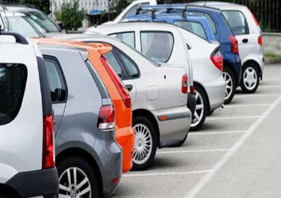 Shtatë persona përleshen për një vend parkimi, një në pranga