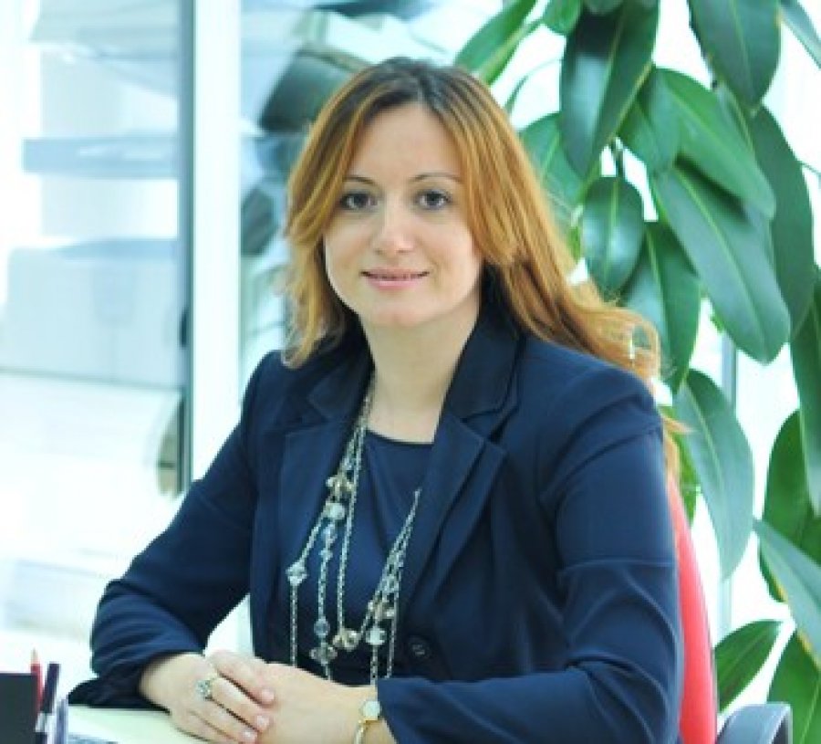 Njihuni me familjen e zv.kryeministres së re të Shqipërisë (FOTO)