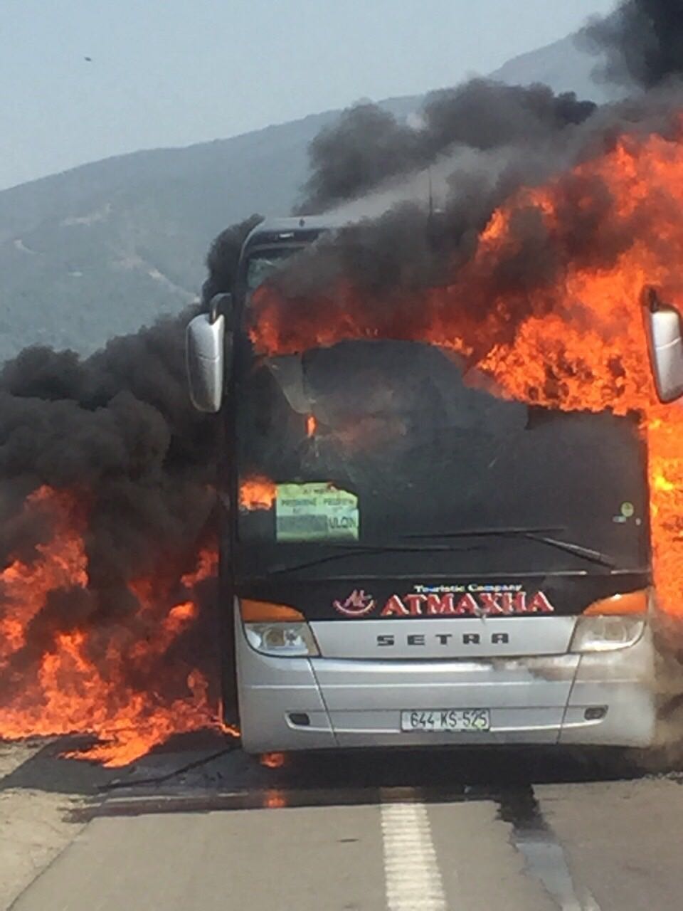 Merr flakë autobusi nga Prizreni, ishte plot me pasagjerë (FOTO)