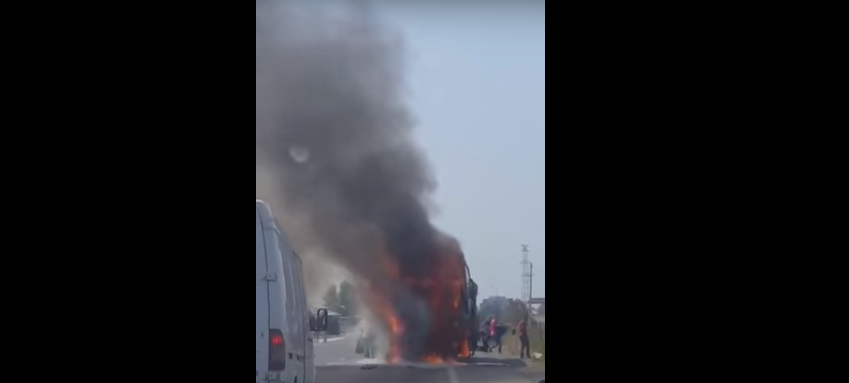 VIDEO/ Pasagjerët rrezikojnë jetën për të shpëtuar bagazhet