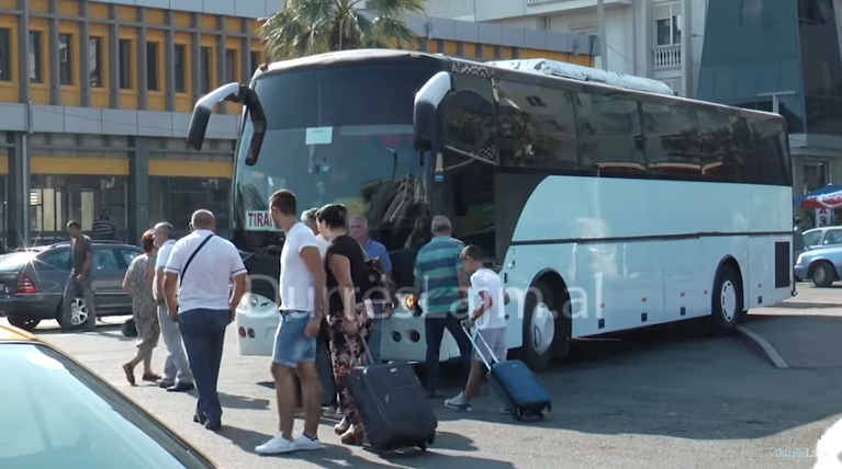 Durrës/ Shoqata e autobuzëve: Furgonët pa licencë po na lënë pa punë