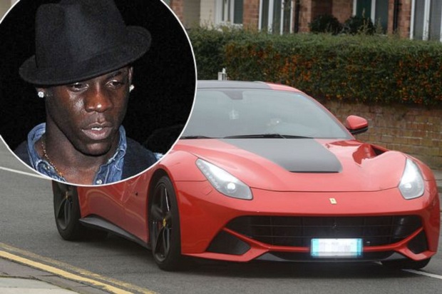 Balotelli nuk ndryshon, kapet me 200 km/h në autostradë…