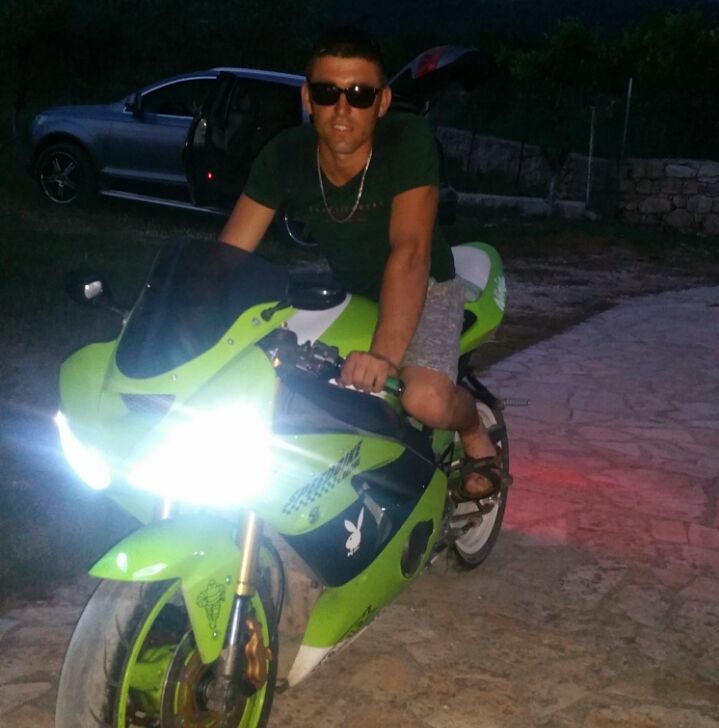 ‘I çmendur pas motorëve’, kush është i riu që vdiq në aksident