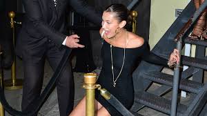 Modelja e njohur rrëzohet nga shkallët