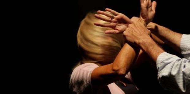 U godit me sqepar nga burri, vdes gruaja