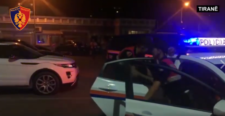 Kurthi që kapi 2 të rinjtë, si i grabitën diamantët dhe i vunë gjobë biznesmenit (VIDEO)