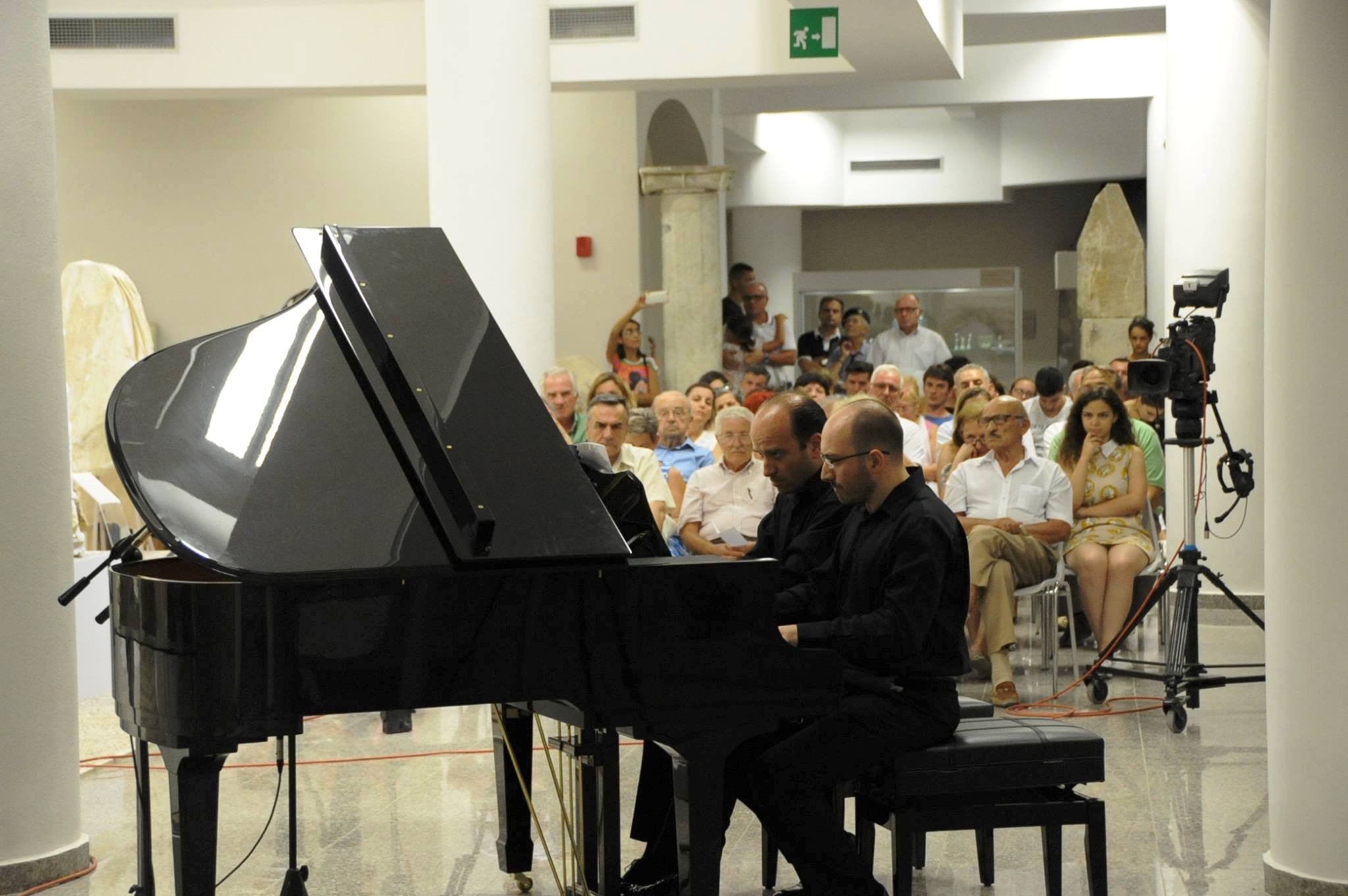 Bienalja 2017 në Muzeun Arkeologjik, koncert pianistik i vëllezërve Gaqi (FOTO)