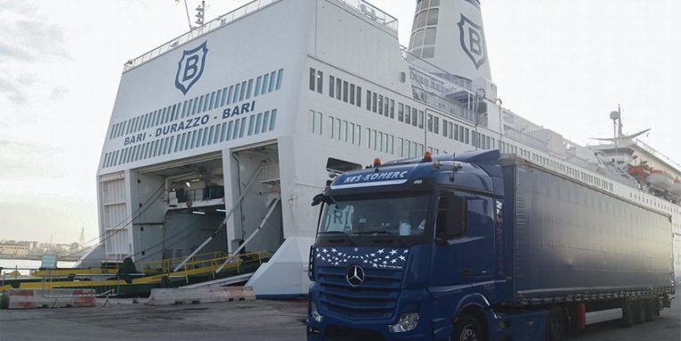 Fluksi në transportin detar, linjat Durrës-Bari me orare të përcaktuara. Kontrollet doganore që në nisje