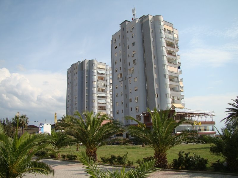 Durrës, aktivizimi i alarmit të bankës “ngre në këmbë” policinë dhe zjarrfikësit