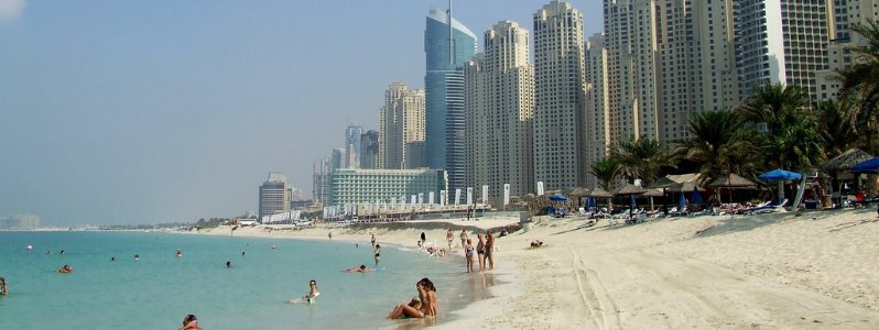 E reja mbytet në plazh, babai nuk lejon rojet ta shpëtojnë