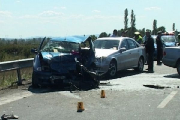 Përplasen 3 automjete, plagosen 5 persona
