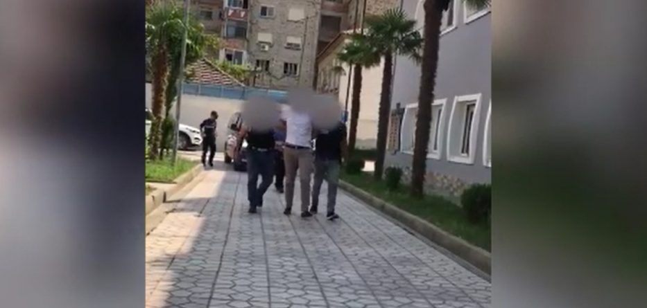 Policia publikon pamjet: Ja si shefi nga Durrësi grushton vartësin (VIDEO)