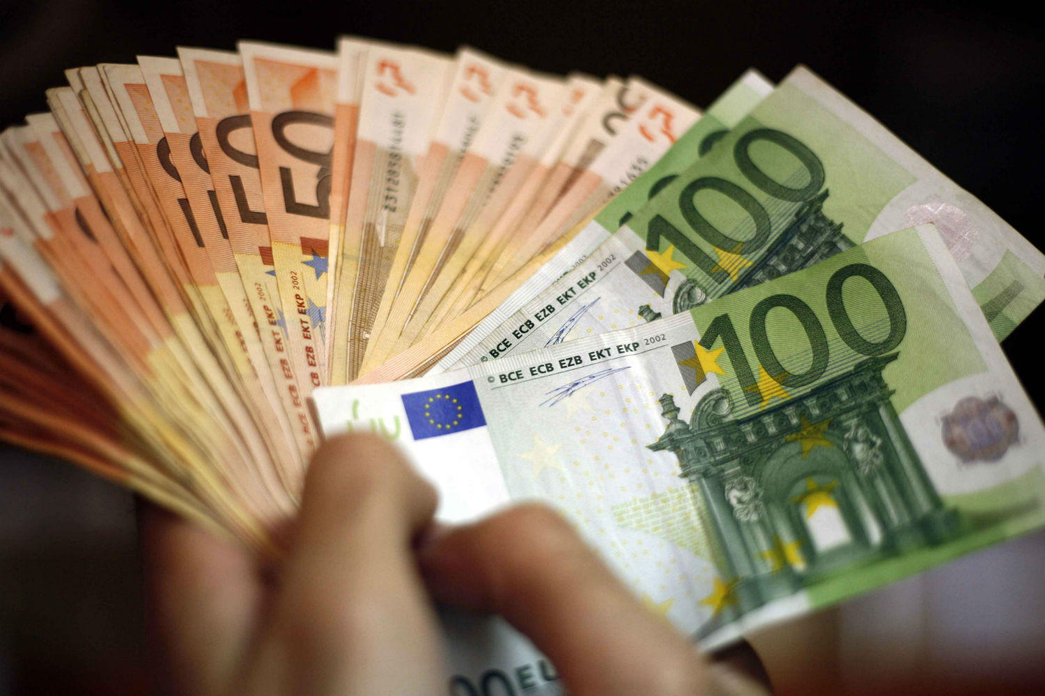 Biznesmenia bie në kurth, si i zhvati 200 mijë euro ‘ish-drejtori’ i bankës